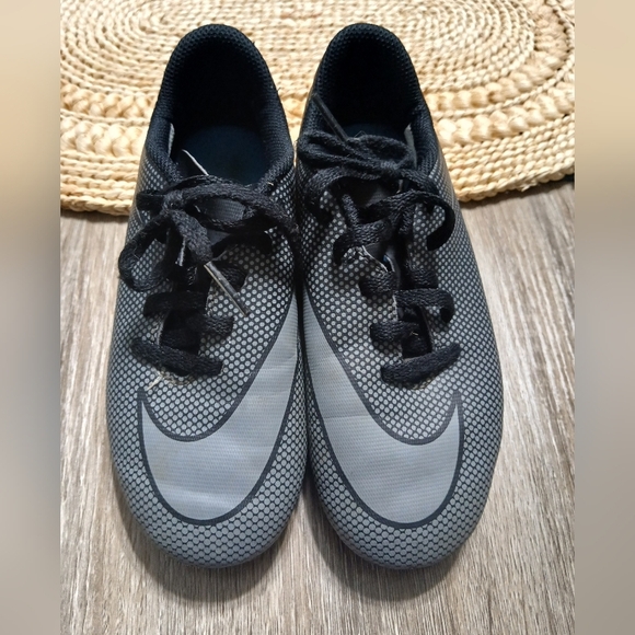Nike Black and Gray Sports Sneakers - Picture 13 of 14